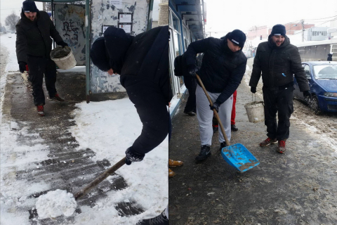  ОМЛАДИНЦИ ЧИСТИЛИ АУТОБУСКА СТАЈАЛИШТА ОД СНЕГА